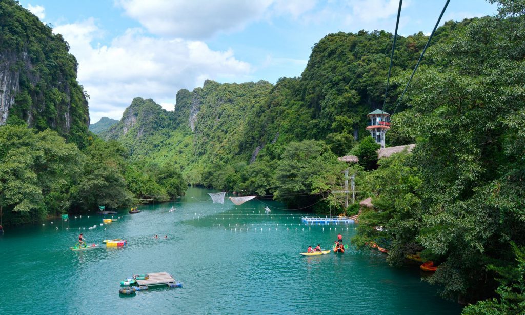 gia-ve-tham-quan-quang-binh-song-chay-hang-toi