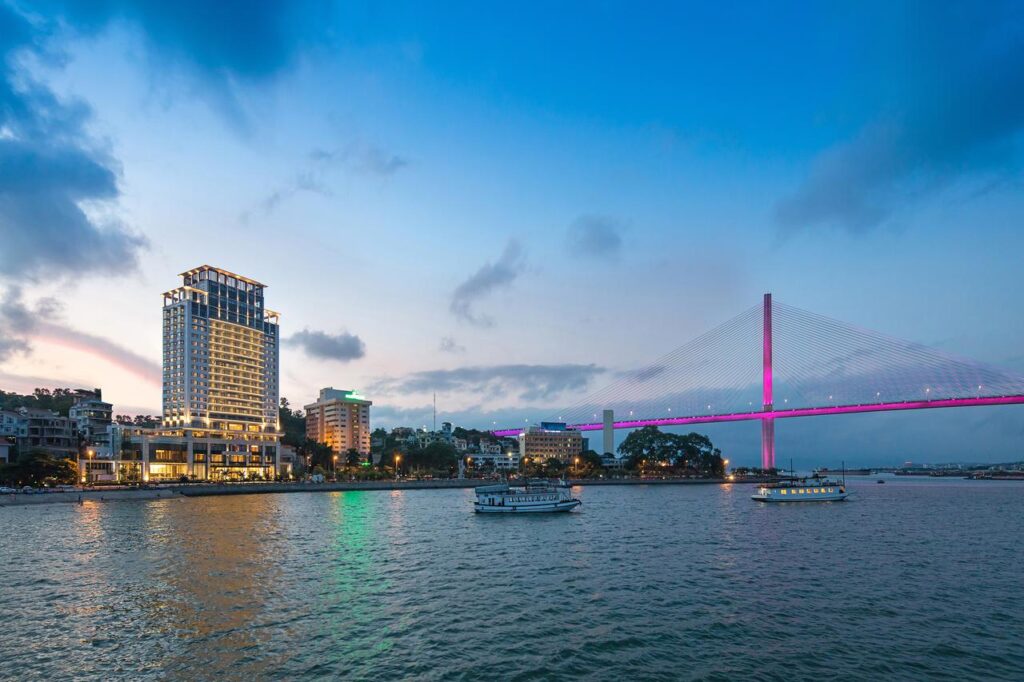 gia-ve-xe-limousine-tư-ha-noi-den-ha-long-nghi-ngoi-wyndham-legend-halong